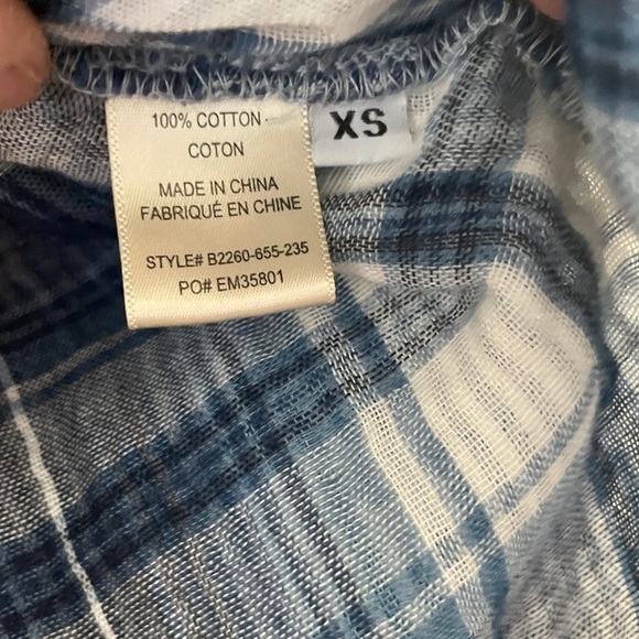 BELLA DAHL High Low Button Down Shirt in Sky Valley Wash - Picture 6 of 6